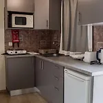 Mouikis Sun Village מלון דירות
