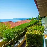 Mouikis Sun Village מלון דירות 4*
