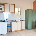 מלון דירות Mouikis Sun Village 4*
