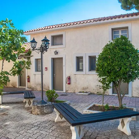 מלון דירות Mouikis Sun Village 4*
