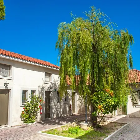 Mouikis Sun Village מלון דירות