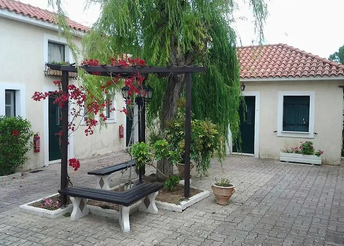 Mouikis Sun Village Lägenhetshotell Lakíthra